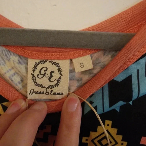 NWT Aztek colorful short-sleeved tee - Picture 3 of 5